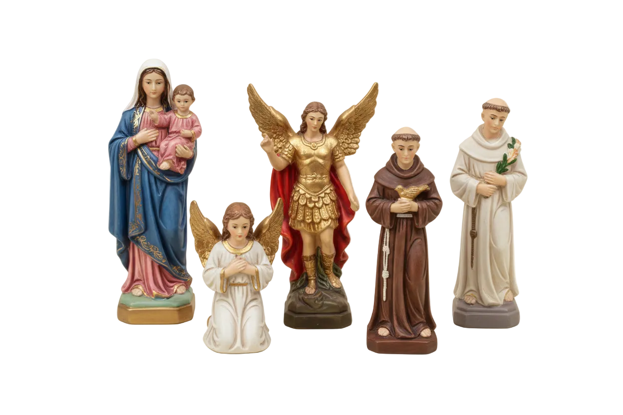 estatuillas religiosas con fondo claro